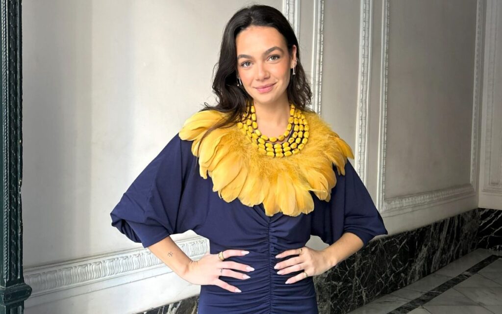 Collares de plumas: el accesorio que redefine el glamour 
