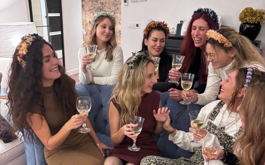 ‘Monísima Experience’ con córner de diademas de flores preservadas sorpresa para damas de honor