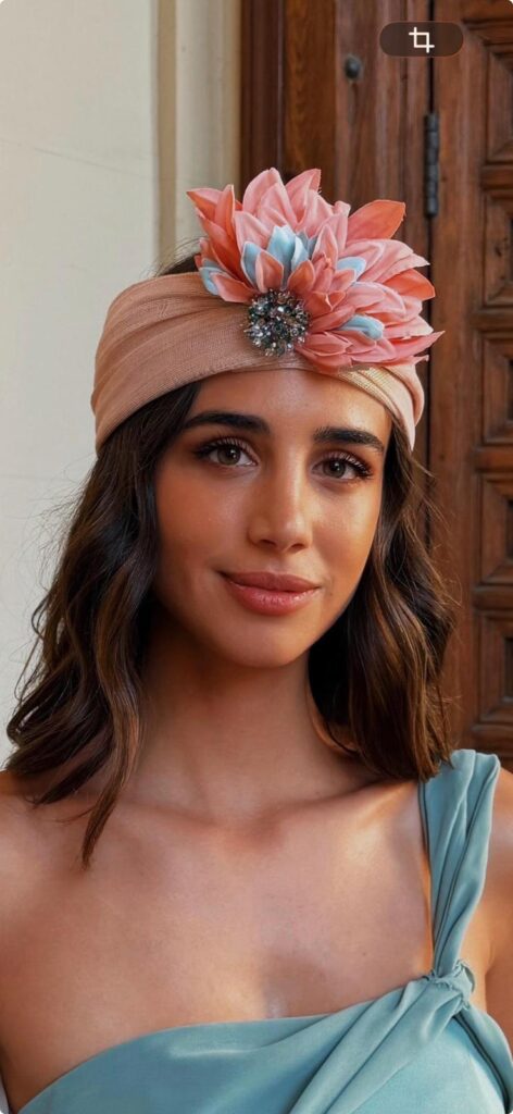 Rosana Zurdo deslumbra con el turbante “Rox” de Monísima de la Muerte en una boda muy especial