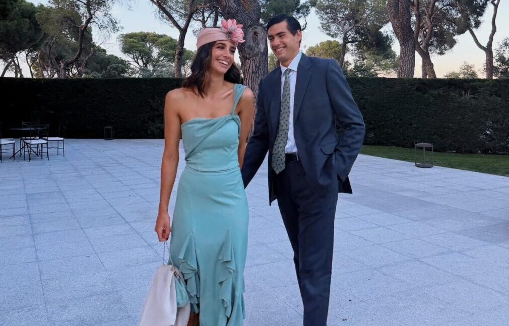 Rosana Zurdo deslumbra con el turbante “Rox” de Monísima de la Muerte en una boda muy especial